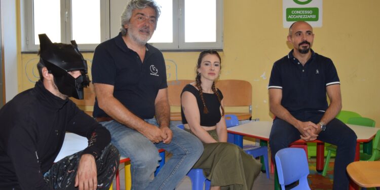 In carcere a Uta la sala d’attesa si colora con l’arte: la carezza di Manu Invisible ai figli dei detenuti