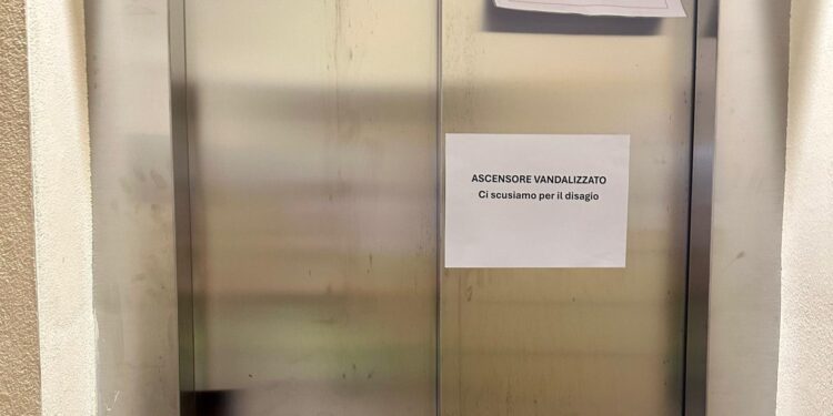 Cagliari, prima guasto poi vandalizzato: fuori uso da due settimane l’ascensore del mercato di piazza Nazzari