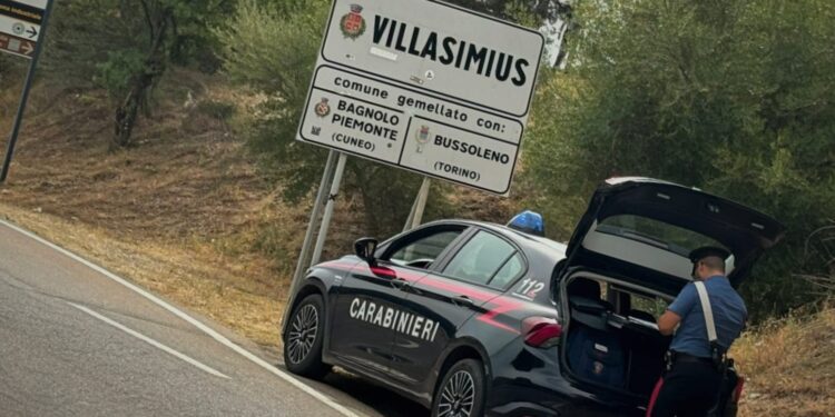 Villasimius, ai domiciliari coltivava marijuana nel suo cortile: denunciato un 41enne