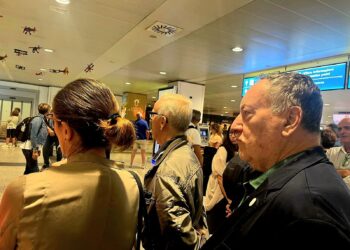 Valentina Greco è arrivata a Cagliari, portata fuori dall’aeroporto in sedia a rotelle poi in ambulanza: “Grazie a tutti”