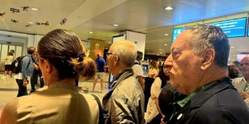 Valentina Greco è arrivata a Cagliari, portata fuori dall’aeroporto in sedia a rotelle poi in ambulanza: “Grazie a tutti”