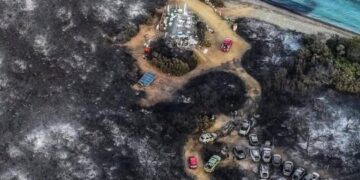 Incendio a Punta Molentis, tre inneschi e caccia all’auto del piromane già individuata: rebus polizze per le vetture distrutte