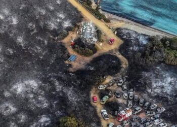 Punta Molentis non c’è più: esplode la polemica sul sistema anti incendi in Sardegna, la spiaggia di Villasimius distrutta dalle fiamme