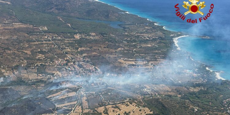 Allarme incendi, la Sardegna ferita brucia ancora: 25 roghi, evacuazioni e paura nell’isola