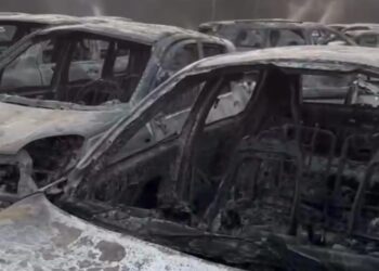 La conta dei danni a Punta Molentis non lascia scampo: centinaia di auto carbonizzate, erano ammassate e senza via di fuga