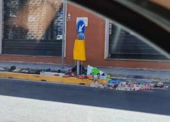 Cagliari, incredibile in piazza San Michele: il venditore straniero occupa con la merce tutta la pista ciclabile