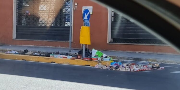 Cagliari, incredibile in piazza San Michele: il venditore straniero occupa con la merce tutta la pista ciclabile