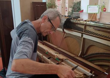 Il pianoforte del Businco è pronto per suonare nuovamente: Marco Carreras di Serdiana ha riparato gratuitamente lo strumento vandalizzato qualche giorno fa