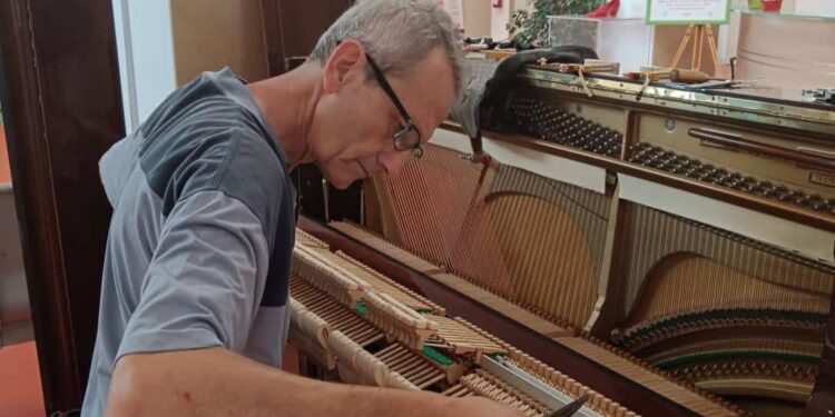 Il pianoforte del Businco è pronto per suonare nuovamente: Marco Carreras di Serdiana ha riparato gratuitamente lo strumento vandalizzato qualche giorno fa