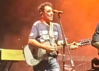 Edoardo Bennato a Cagliari manda in delirio il pubblico alla Fiera: storia di un concerto mozzafiato e commovente