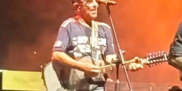 Edoardo Bennato a Cagliari manda in delirio il pubblico alla Fiera: storia di un concerto mozzafiato e commovente