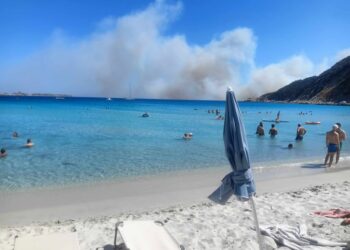 Il devastante incendio visto da Cala Pira: così i piromani mettono in fuga i bagnanti e colpiscono il turismo