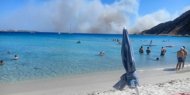 Il devastante incendio visto da Cala Pira: così i piromani mettono in fuga i bagnanti e colpiscono il turismo