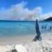 Il devastante incendio visto da Cala Pira: così i piromani mettono in fuga i bagnanti e colpiscono il turismo