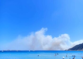 Incendio choc a Punta Molentis: a rischio le auto parcheggiate, vigili pronti anche a evacuare i bagnanti col gommone
