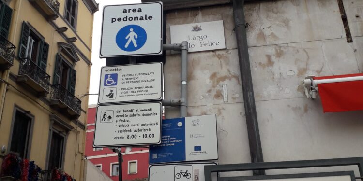 Cagliari, rider e monopattini selvaggi (spesso contromano)sfrecciano indisturbati in tutto il centro di Cagliari