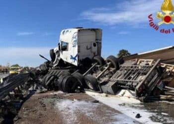 Esce di strada sulla Ss 131 a Macomer: camion distrutto, muore un 48enne