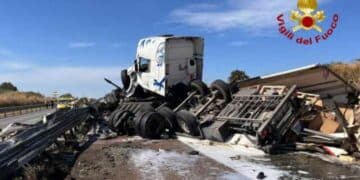 Esce di strada sulla Ss 131 a Macomer: camion distrutto, muore un 48enne