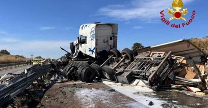 Esce di strada sulla Ss 131 a Macomer: camion distrutto, muore un 48enne