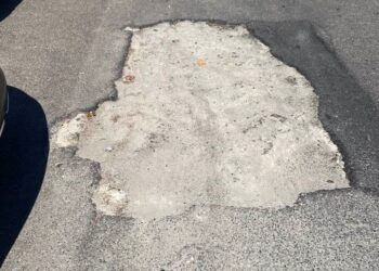 Cagliari, una voragine in via Genneruxi coperta di cemento e dimenticata da un anno
