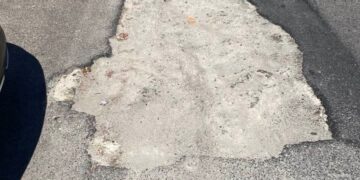Cagliari, una voragine in via Genneruxi coperta di cemento e dimenticata da un anno
