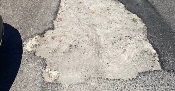 Cagliari, una voragine in via Genneruxi coperta di cemento e dimenticata da un anno