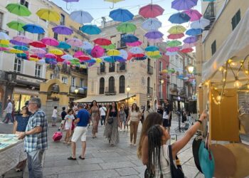 Iglesias, tutti pazzi per la Notte Bianca: centinaia di persone sotto gli ombrelli colorati