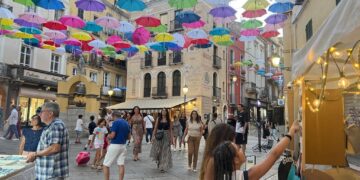 Iglesias, tutti pazzi per la Notte Bianca: centinaia di persone sotto gli ombrelli colorati