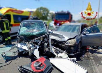 Viale Marconi, pauroso scontro frontale tra una Opel e una Smart: due feriti estratti dalle lamiere