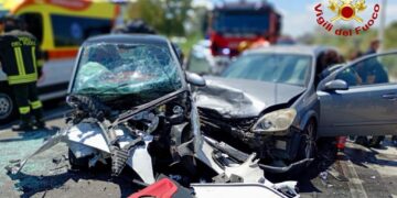 Viale Marconi, pauroso scontro frontale tra una Opel e una Smart: due feriti estratti dalle lamiere