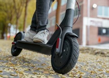 In monopattino lungo la Ss 196 tra Samassi e Serramanna, pericolo per gli automobilisti