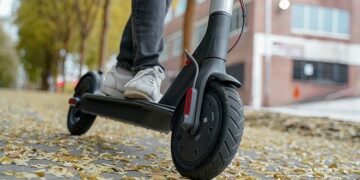 In monopattino lungo la Ss 196 tra Samassi e Serramanna, pericolo per gli automobilisti