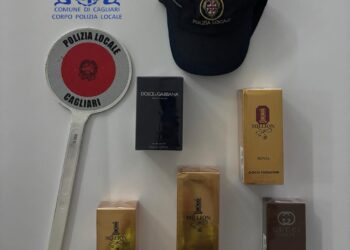 Cagliari, sorpreso a rubare profumi da un negozio: 23enne denunciato dalla Polizia Locale
