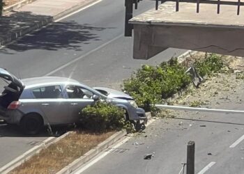 Cagliari, l’auto guidata da un ventenne butta giù un palo in via Torricelli: momenti di paura