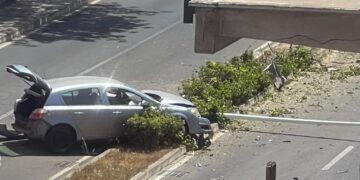 Cagliari, l’auto guidata da un ventenne butta giù un palo in via Torricelli: momenti di paura