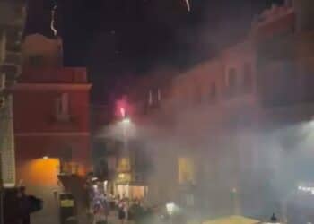 Cagliari, fuochi d’artificio nel cuore della notte in Corso Vittorio Emanuele: “Detriti sul mio balcone, nessun controllo” (VIDEO)