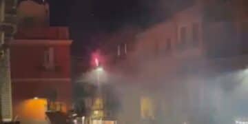 Cagliari, fuochi d’artificio nel cuore della notte in Corso Vittorio Emanuele: “Detriti sul mio balcone, nessun controllo” (VIDEO)