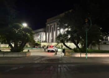 Cagliari, sosta selvaggia in piazza Repubblica: l’area pedonale diventa il parcheggio abusivo della Porsche