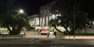 Cagliari, sosta selvaggia in piazza Repubblica: l’area pedonale diventa il parcheggio abusivo della Porsche