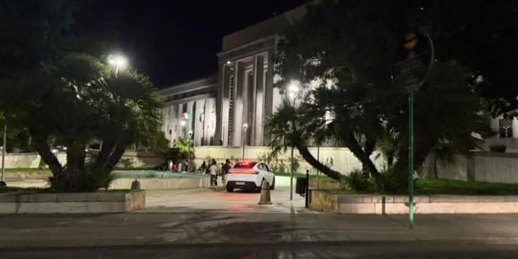 Cagliari, sosta selvaggia in piazza Repubblica: l’area pedonale diventa il parcheggio abusivo della Porsche