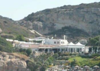 Calamosca, transenne per una “zona filtro” non autorizzata: maxi multa da 4 mila euro a La Paillote