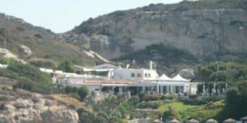 Calamosca, transenne per una “zona filtro” non autorizzata: maxi multa da 4 mila euro a La Paillote