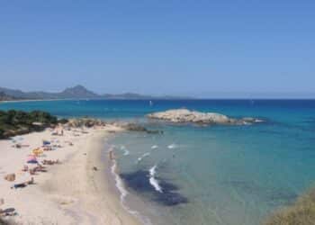 “Costretto a pagare 14 euro e camminare per 3 km per trovare un angolo libero”: lo sfogo di Marco allo Scoglio di Peppino