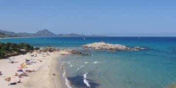 “Costretto a pagare 14 euro e camminare per 3 km per trovare un angolo libero”: lo sfogo di Marco allo Scoglio di Peppino