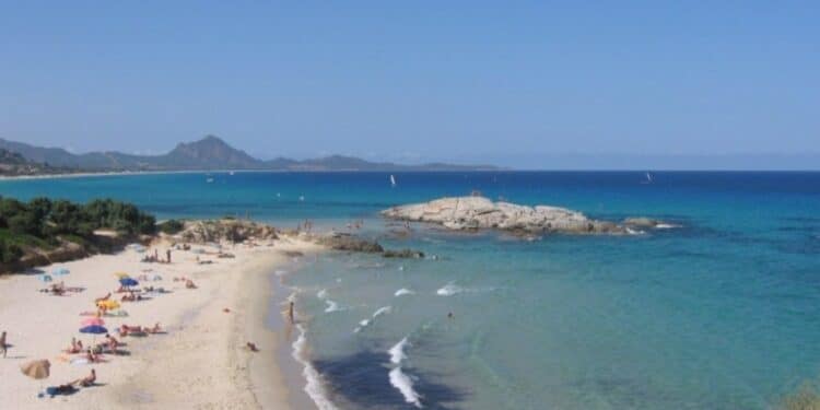 “Costretto a pagare 14 euro e camminare per 3 km per trovare un angolo libero”: lo sfogo di Marco allo Scoglio di Peppino