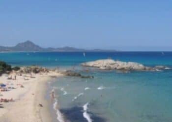 Scoglio di Peppino senza più spiaggia libera: “Volevate il turismo? Questi sono i risultati, è così in tutta la Sardegna”