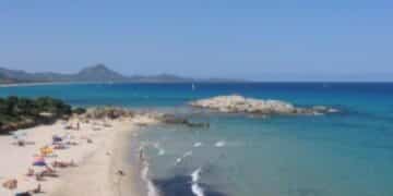 Scoglio di Peppino senza più spiaggia libera: “Volevate il turismo? Questi sono i risultati, è così in tutta la Sardegna”