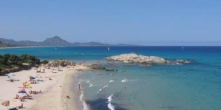 Scoglio di Peppino senza più spiaggia libera: “Volevate il turismo? Questi sono i risultati, è così in tutta la Sardegna”