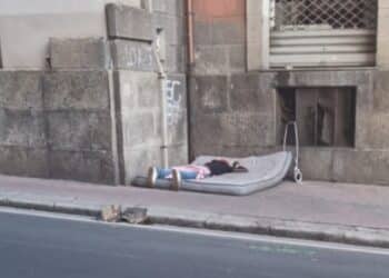 Via Maddalena trasformata in un dormitorio a cielo aperto: “Altro che palcoscenico, questo è il vero spettacolo di Cagliari”