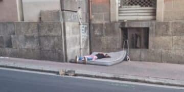 Via Maddalena trasformata in un dormitorio a cielo aperto: “Altro che palcoscenico, questo è il vero spettacolo di Cagliari”